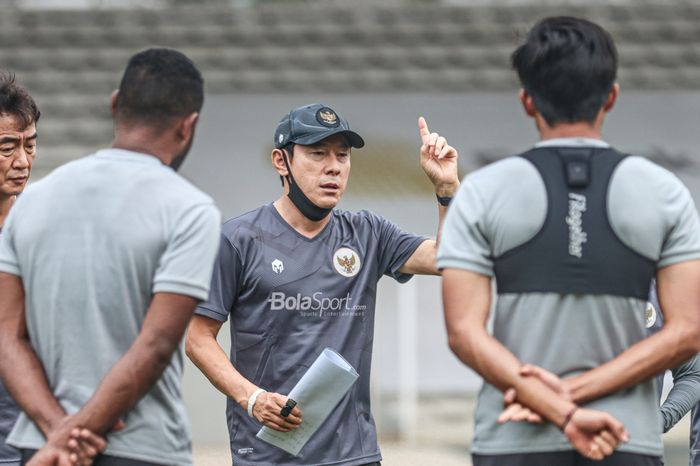 Pelatih timnas Indonesia, Shin Tae-yong (tengah), sedang memberikan arahan kepada para pemainnya di Stadion Madya, Senayan, Jakarta, 10 November 2021.