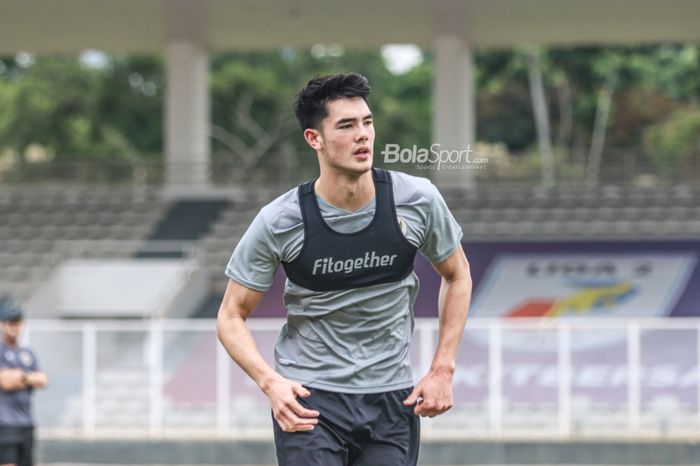 Bek keturunan Indonesia-Inggris, Elkan Baggott (tengah), sedang mengikuti pemusatan latihan timnas Indonesia di Stadion Madya, Senayan, Jakarta, 10 November 2021.