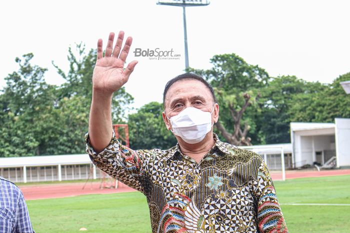 Ketua Umum PSSI, Mochamad Iriawan, nampak menyapa awak media dalam kunjungannya di Stadion Madya, Senayan, Jakarta, 10 November 2021.