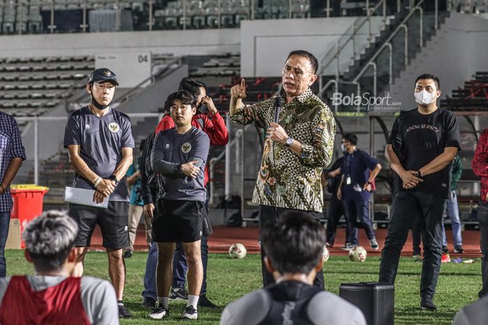 Ketua Umum PSSI, Mochamad Iriawan (baju batik), sedang memberikan arahan kepada para pemain timnas Indonesia di Stadion Madya, Senayan, Jakarta, 10 November 2021.