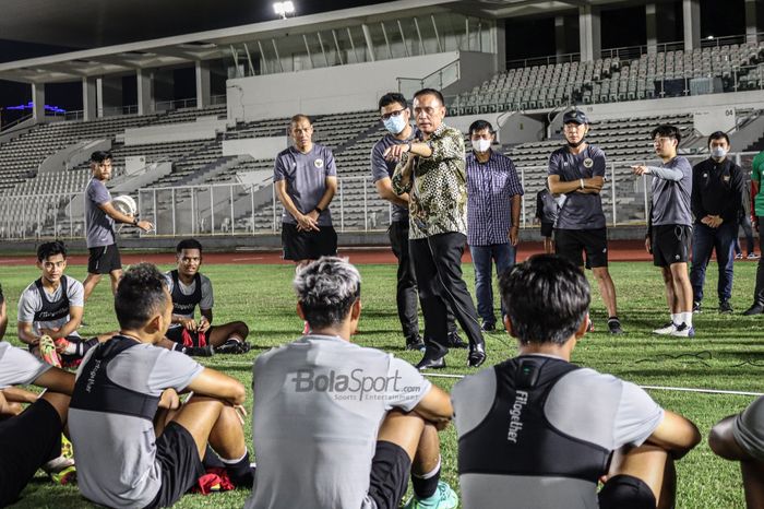 Ketua Umum PSSI, Mochamad Iriawan (baju batik), sedang memberikan arahan kepada para pemain timnas Indonesia di Stadion Madya, Senayan, Jakarta, 10 November 2021.