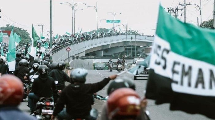 Ribuan suporter mengawal bus rombongan skuad PSS Sleman yang sedang perjalan pulang ke Sleman.