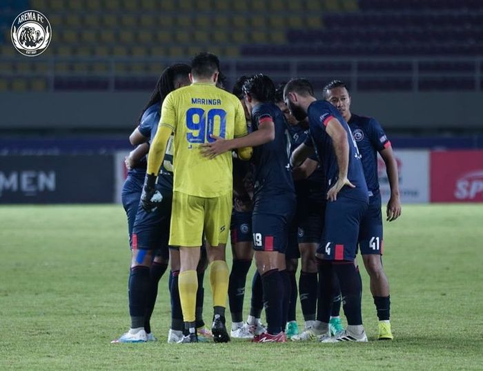 Skuad Arema FC melakukan briefing sebelum menghadapi Persebaya Surabaya pada pekan ke-11 Liga 1 2021