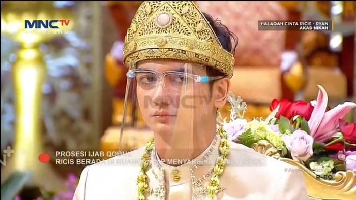 Foto Teuku Ryan tampak begitu tegang saat menjelang akad nikah. 
