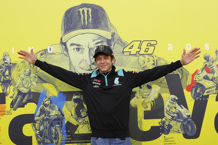 Pembalap Petronas Yamaha SRT, Valentino Rossi, berpose di depan lukisannya pada konferensi pers khusus jelang pensiun di Valencia, Spanyol, Kamis (11/11/2021).