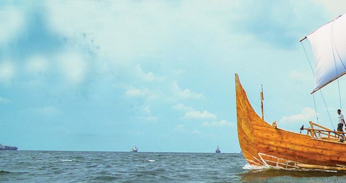 Kapal Spirit of Majapahit berada di tengah laut lepas, menunjukkan kegagahan dan ketangguhannya menerjang kerasnya deburan ombak samudera.