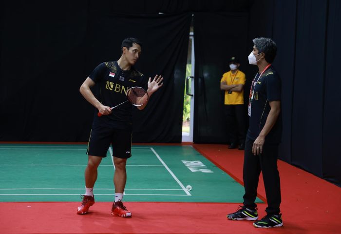 Pebulu tangkis tunggal putra Indonesia, Jonatan Christie, mendengarkan arahan asisten pelatih tunggal putra, Irwansyah, saat menjalani latihan perdana di komplek Bali Convention Centre and Westin Resort, Nusa Dua, Bali, Jumat (12/11/2021) pagi.