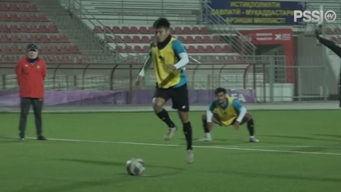 Witan Sulaeman saat mengeksekusi penalti dengan teknik Jorginho. 