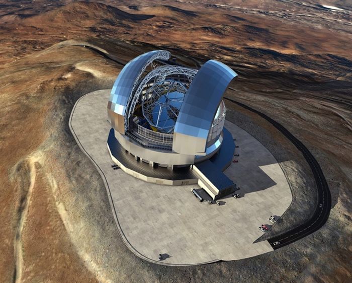 Extremely Large Telescope (ELT) ESO bukaan 39 meter di dalam penutupnya. Instrumen tersebut akan menjadi teleskop optik dan inframerah yang ditempatkan di Cerro Armazones di Gurun Atacama Chili, 20 kilometer dari Teleskop Sangat Besar ESO di Cerro Paranal.