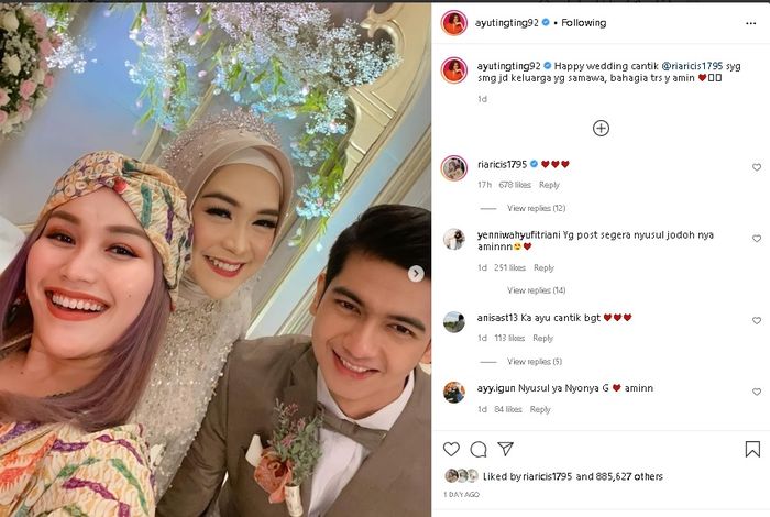 Unggahan Ayu Ting Ting saat menghadiri acara resepsi pernikahan Ria Ricis dan Teuku Ryan. 