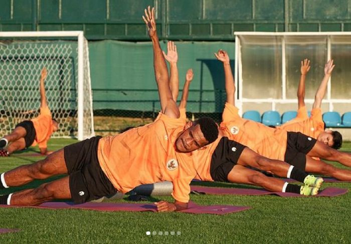 Para pemain Timnas Indonesia menjalani latihan ringan di Antalya, Turki, Sabtu (13/11/2021).