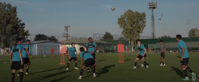Kucing-kucingan dalam latihan timnas Indonesia (14/11/2021). 