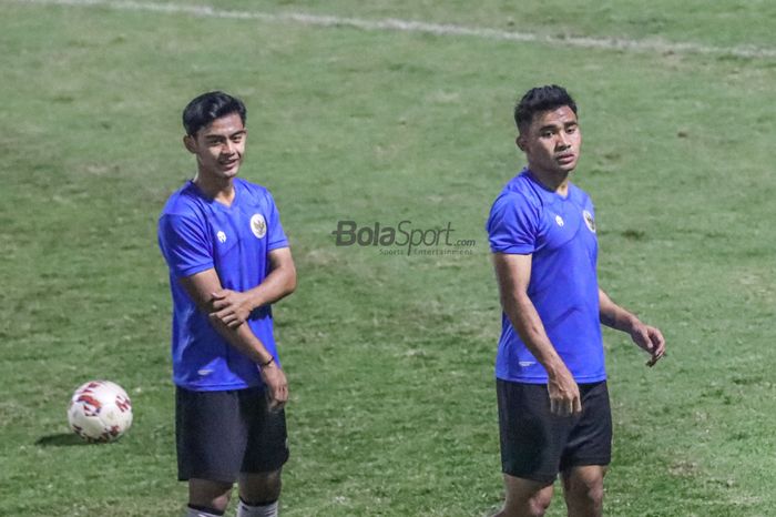 Pratama Arhan (kiri) dan Asnawi Mangkualam (kanan) nampak sedang mengikuti pemusatan latihan timnas Indonesia  di Lapangan B, Senayan, Jakarta, 9 November 2021.