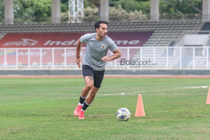 Ezra Walian sedang menguasai bola dalam pemusatan latihan timnas Indonesia di Stadion Madya, Senayan, Jakarta, 10 November 2021.