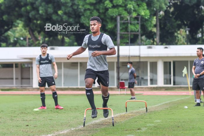 Ramai Rumakiek sedang melakukan pemanasan dalam pemusatan latihan timnas Indonesia di Stadion Madya, Senayan, Jakarta, 10 November 2021.