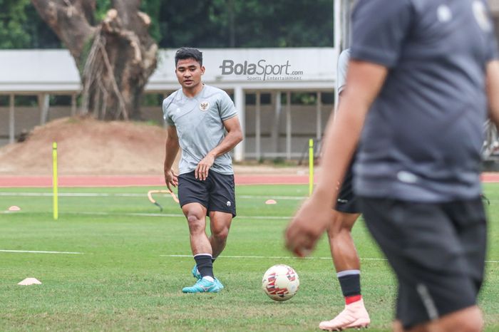 Asnawi Mangkualam sedang mengoper bola dalam pemusatan latihan timnas Indonesia di Stadion Madya, Senayan, Jakarta, 10 November 2021.