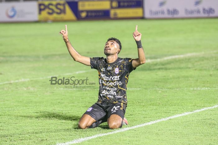 Rifal Lastori melakukan seleberasi seusai menciptakan satu gol untuk RANS Cilegon FC dalam laga pekan kedelapan Liga 2 2021 di Stadion Madya, Senayan, Jakarta, 16 November 2021.