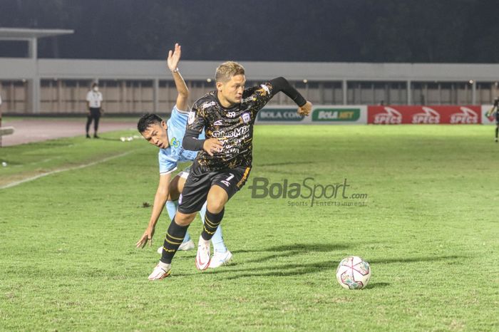 Striker RANS Cilegon FC, Syamsir Alam (kanan), nampak sedang melewati lawannya dalam laga pekan kedelapan Liga 2 2021 di Stadion Madya, Senayan, Jakarta, 16 November 2021.