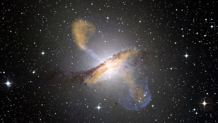 Gambar komposit ini mengungkapkan Centaurus A, sebuah galaksi dengan inti aktif yang memuntahkan jet yang bergerak cepat ke sekitarnya. Inti galaksi aktif seperti ini menghasilkan foton berenergi sangat tinggi.