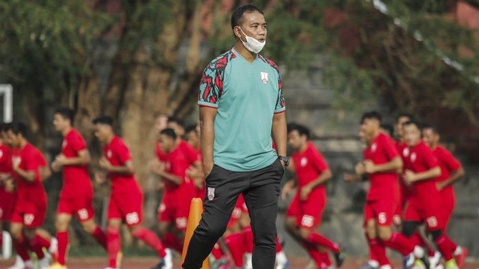 Eko Purdjianto ketika memimpin latihan Persis Solo jelang pertandingan Liga 2 2021.