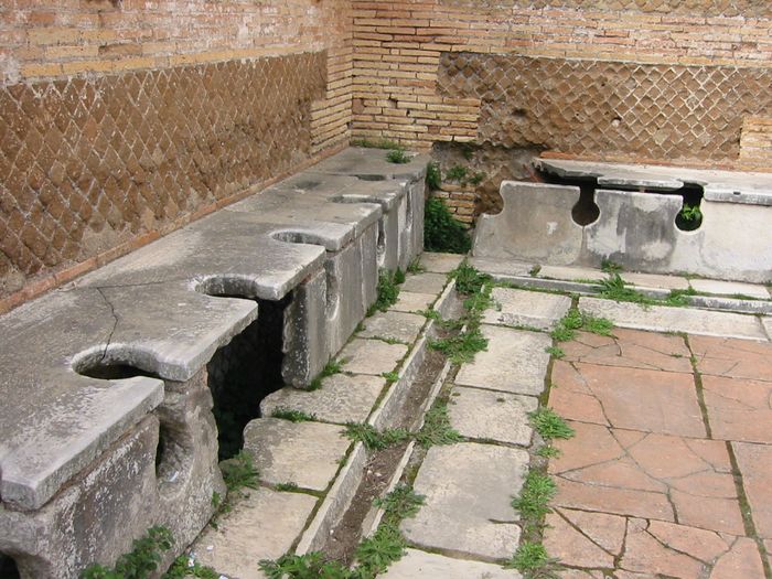 Jamban Romawi kuno di Ostia Antica, sebuah situs arkeologi di barat daya Roma.
