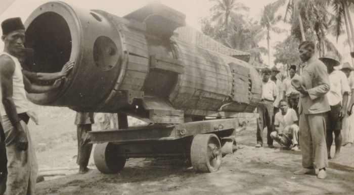 Transportasi boiler (van een ketel) di perusahaan Tebenan sekitar Palembang.