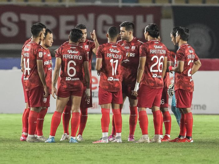 Skuad Persis Solo berdiskusi jelang pertandingan di Liga 2 2021.