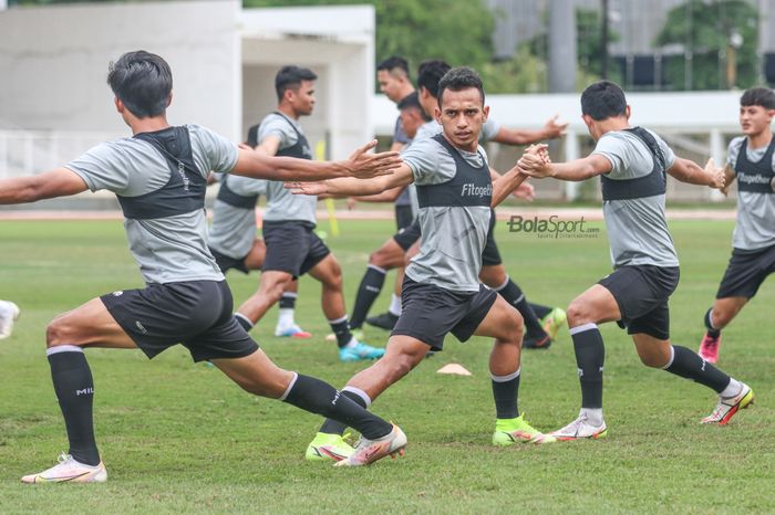 Irfan Jaya (tengah) sedang melakukan pemanasan dalam pemusatan latihan timnas Indonesia di Stadion Madya, Senayan, Jakarta, 10 November 2021.