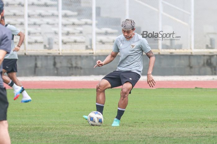 Kushedya Hari Yudo nampak sedang menendang bola dalam pemusatan latihan timnas Indonesia di Stadion Madya, Senayan, Jakarta, 10 November 2021.