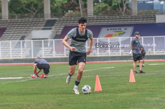 Elkan Baggott sedang menguasai bola dalam pemusatan latihan timnas Indonesia di Stadion Madya, Senayan, Jakarta, 10 November 2021.