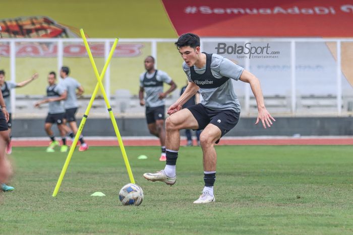 Elkan Baggott sedang menguasai bola dalam pemusatan latihan timnas Indonesia di Stadion Madya, Senayan, Jakarta, 10 November 2021.