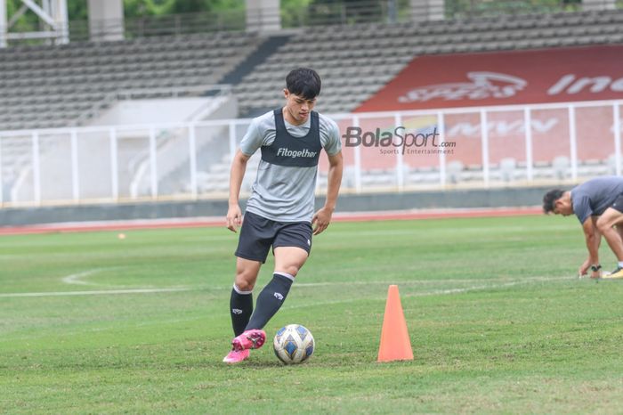 Alfeandra Dewangga sedang menguasai bola dalam pemusatan latihan timnas Indonesia di Stadion Madya, Senayan, Jakarta, 10 November 2021.