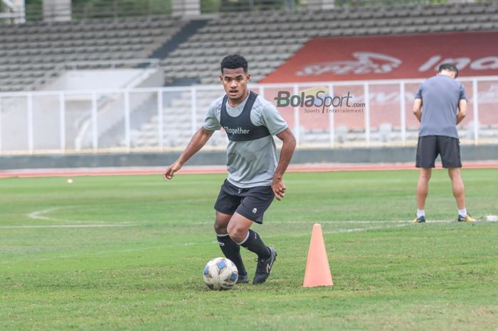 Ramai Rumakiek sedang menguasai bola dalam pemusatan latihan timnas Indonesia di Stadion Madya, Senayan, Jakarta, 10 November 2021.