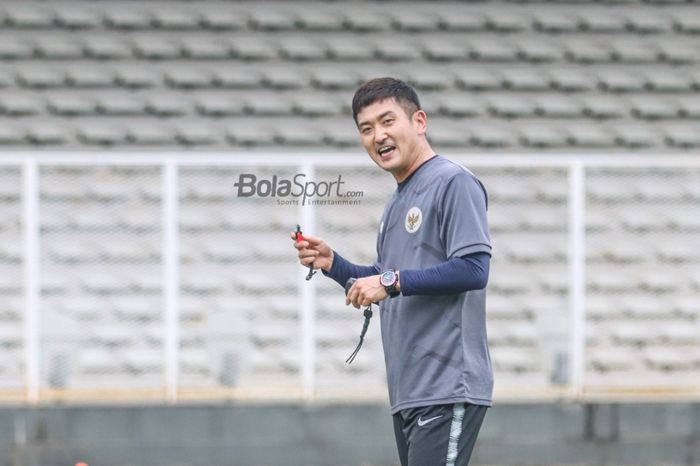 Asisten pelatih timnas Indonesia, Shin Sang-gyu, nampak sedang memberikan arahan kepada para pemainnya di Stadion Madya, Senayan, Jakarta, 10 November 2021.