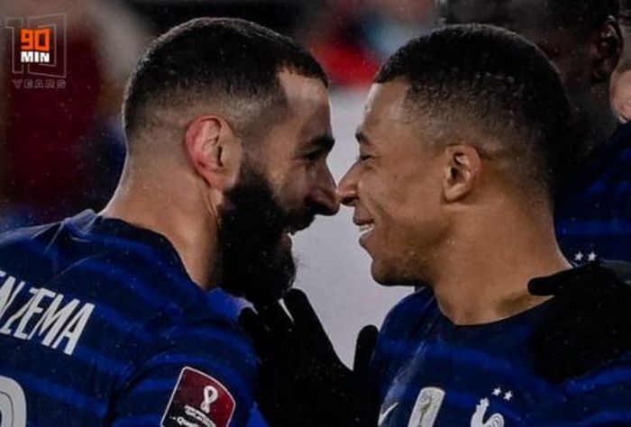 Striker timnas Prancis, Karim Benzema, merayakan gol ke gawang timnas Finlandia dalam laga Grup D Kualifikasi Piala Dunia 2022 Zona Eropa di Stadion Helsinki Olympic, Selasa (16/11/2021).