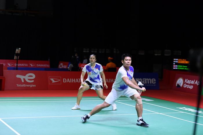 Pasangan ganda campuran Praveen Jordan/Melati Daeva Oktavianti saat bertanding melawan wakil India, Dhruv Kapila/Reddy N Sikki, pada babak kesatu Indonesia Masters 2021 di Bali International Convention Centre &amp; Westin Resort, Nusa Dua, Bali, Rabu (17/11/2021).