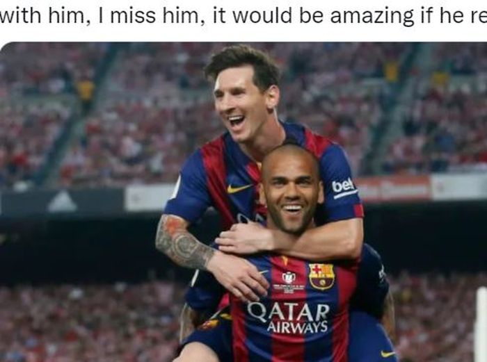 Dani Alves dan Lionel Messi melakukan selebrasi saat membela Barcelona.