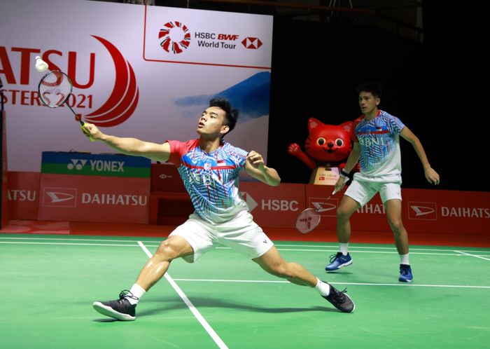 Pasangan ganda putra, Pramudya Kusumawardana/Yeremia Yeremia Erich Yoche Yacob Rambitan saat tampil pada babak 16 besar turnamen Indonesia Masters 2021 yang digelar di Bali International Convention Centre, Nusa Dua, Bali, Kamis (18/11/2021).