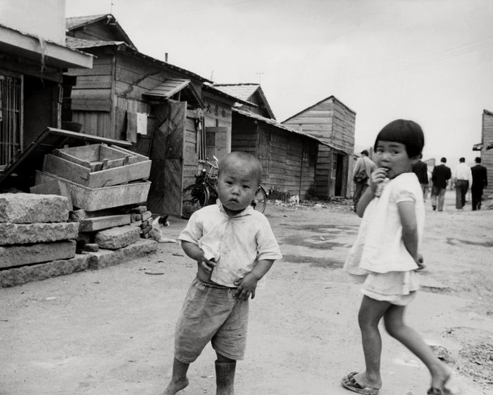 Anak-anak yang selamat dari pengeboman di Hirsohima.