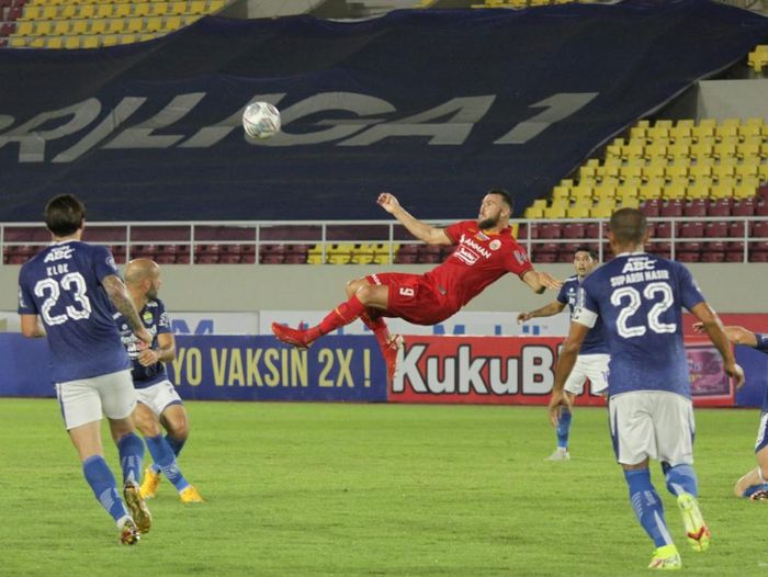 Aksi Marko Simic melakukan tendangan salto ketika laga Persija Jakarta melawan Persib Bandung pada pekan ke-12 Liga 1 2021.