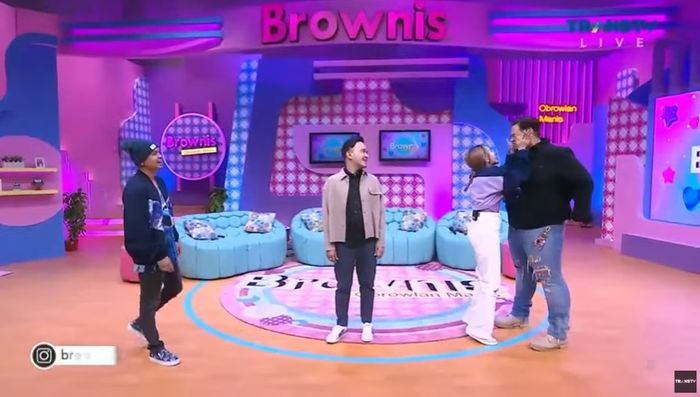 Perbincangan Ayu Ting Ting yang memuji perubahan fisik Ivan Gunawan. 