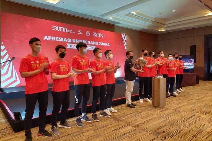 Anggota tim Indonesia pada Thomas Cup 2020 menerima apresiasi atas kesuksesan mereka menjadi juara. Seremoni penyerahan bonus diselenggarakan di Bali International Convention Centre, Bali, Indonesia, 21 November 2021.