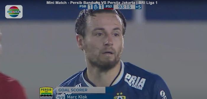 Ekspresi Marc Klok saat tendangan bebasnya menyamping tipis dari gawang Persija (20/11/2021). 