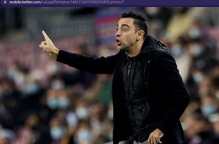 Pelatih Barcelona, Xavi Hernandez, memberikan instruksi saat melawan Espanyol dalam laga pekan ke-14 Liga Spanyol 2021-2022 di Stadion Camp Nou, Sabtu (20/11/2021) waktu setempat atau Minggu pukul 03.00 WIB.