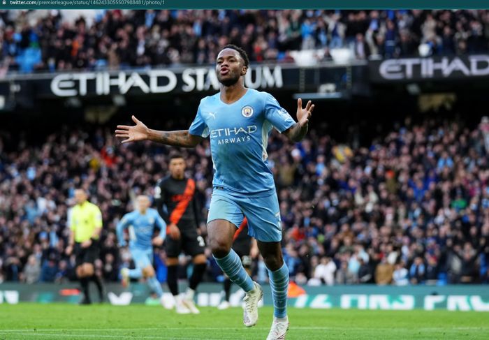 Raheem Sterling mencetak gol pada menit ke-44 membuat Man City unggul 1-0 atas Everton di babak pertama.