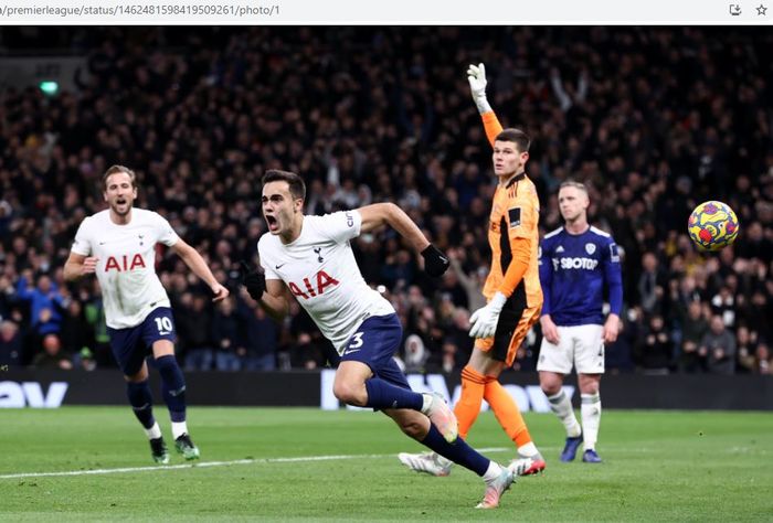 Bek Tottenham Hotspur, Sergio Reguilon, mencetak gol ke gawang Leeds United pada pekan ke-12 Liga Inggris di Tottenham Hotspur Stadium, Minggu (21/11/2021).