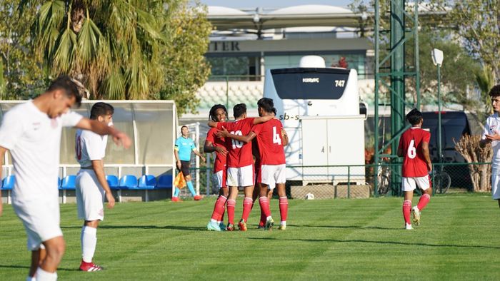 Pemain timnas U-18 Indonesia melakukan selebrasi setelah mencetak gol ke gawang Antalyaspor U-18 di Limak Football Complex, Antalya, Minggu (21/11/2021).