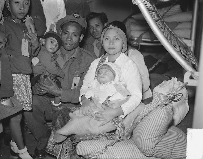 Potret keluarga penumpang kapal Kota Inten yang berasal dari KNIL Maluku, 22 Maret 1951. Mereka bersiap untuk mendarat, dan bus-bus sudah menunggu kedatangan untuk membawa mereka ke tempat persinggahan yang ternyata untuk selamanya.