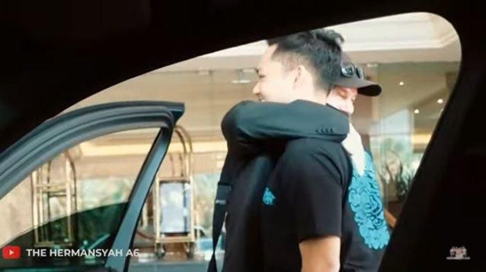 Azriel Hermansyah bertemu papa Sarah Menzel. 