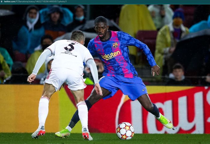 Momen duel Ousmane Dembele dengan bek Benfica pada laga di Camp Nou di pekan kelima Liga Champions 2021-2022.